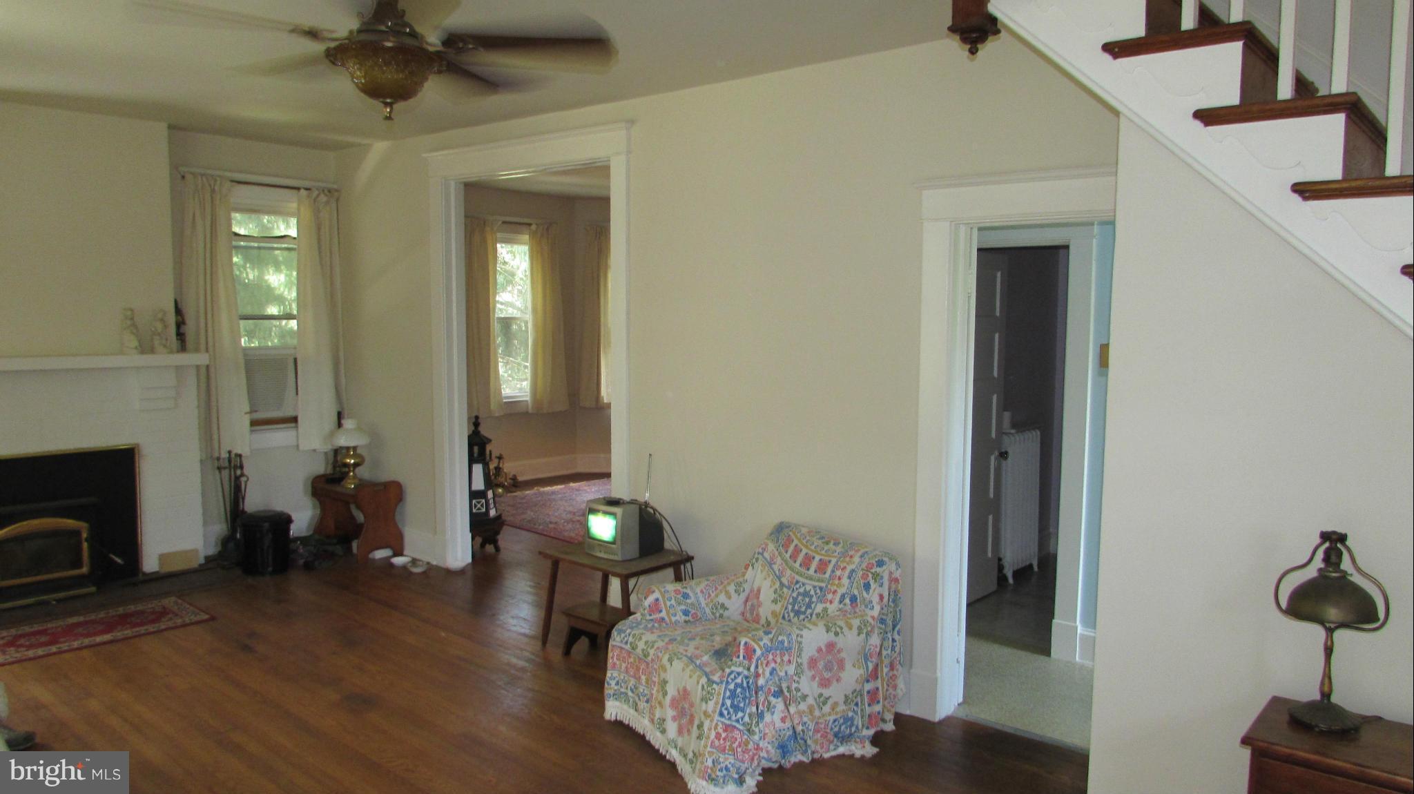 1704 South Road Baltimore, MD 21209 - Photo 5 of 23 Living Room