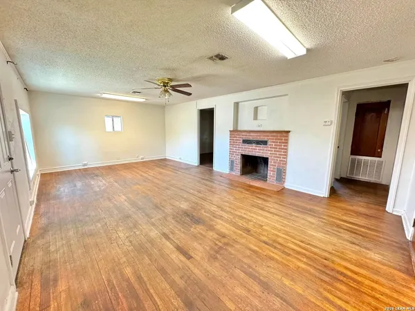 $1,200 | 2520 Garner Field Road, Uvalde, TX 78801