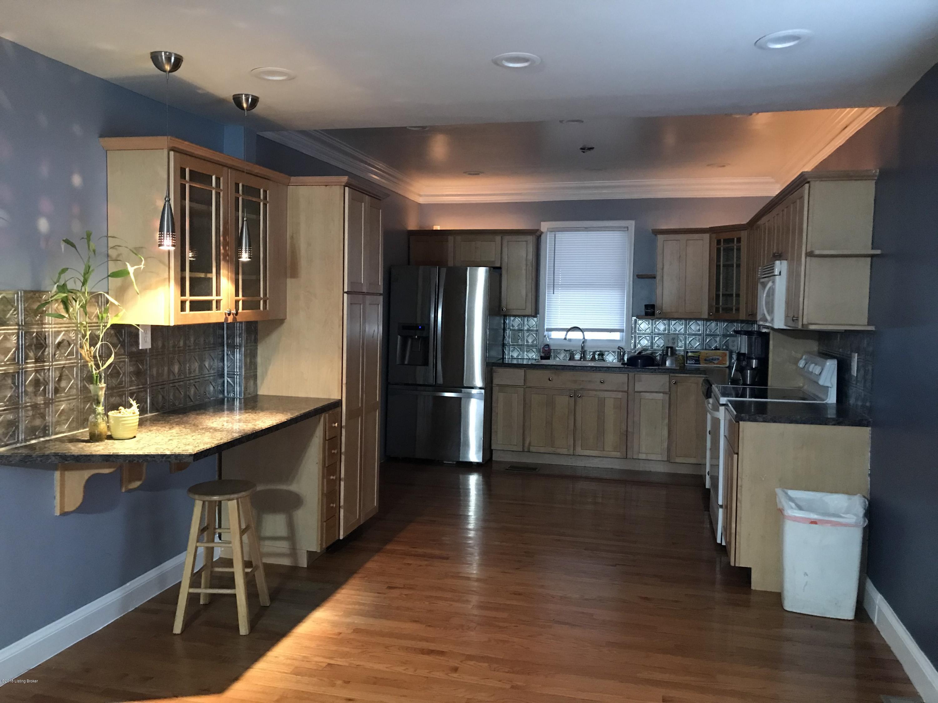 Kitchen w above cabinet lights