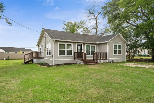 $2,000 | 657 East Commerce Street, Fairfield, TX 75840