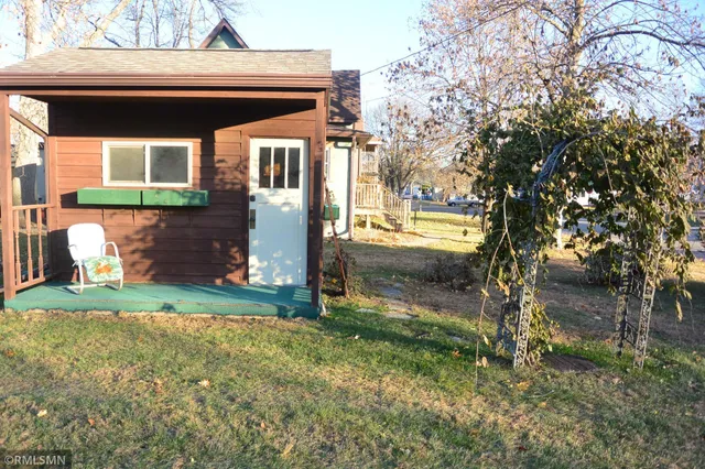 $299,500 | 1227 11th Street East, Glencoe, MN 55336