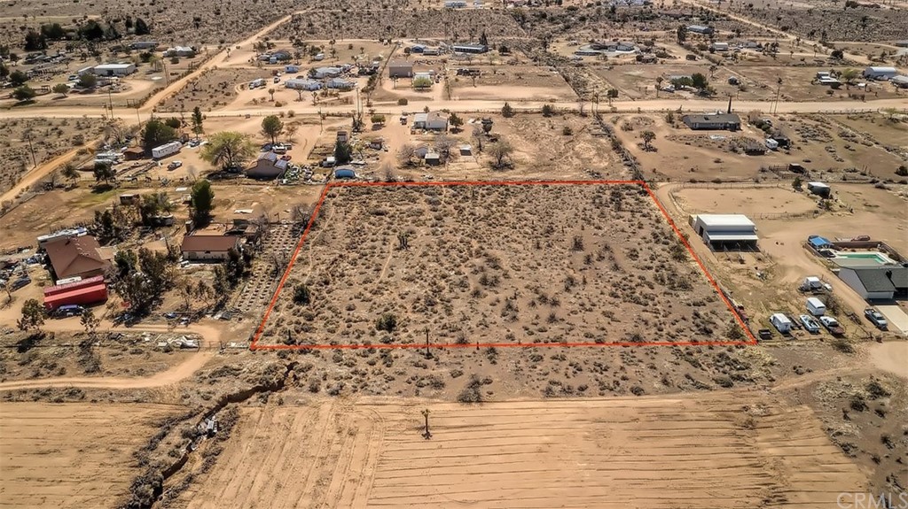 a view of residential houses with yard