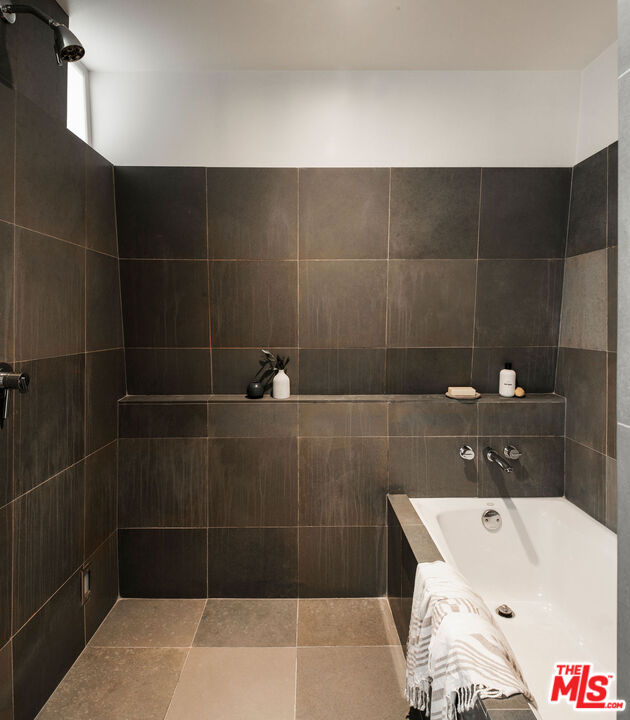 615 Hampton Drive, Unit A101 Venice, CA 90291 - Photo 17 of 24 a bathroom with a bathtub