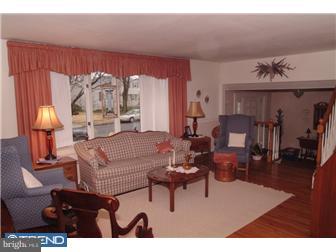 1157 Bloomdale Road Philadelphia, PA 19115 - Photo 2 of 12 Living Room