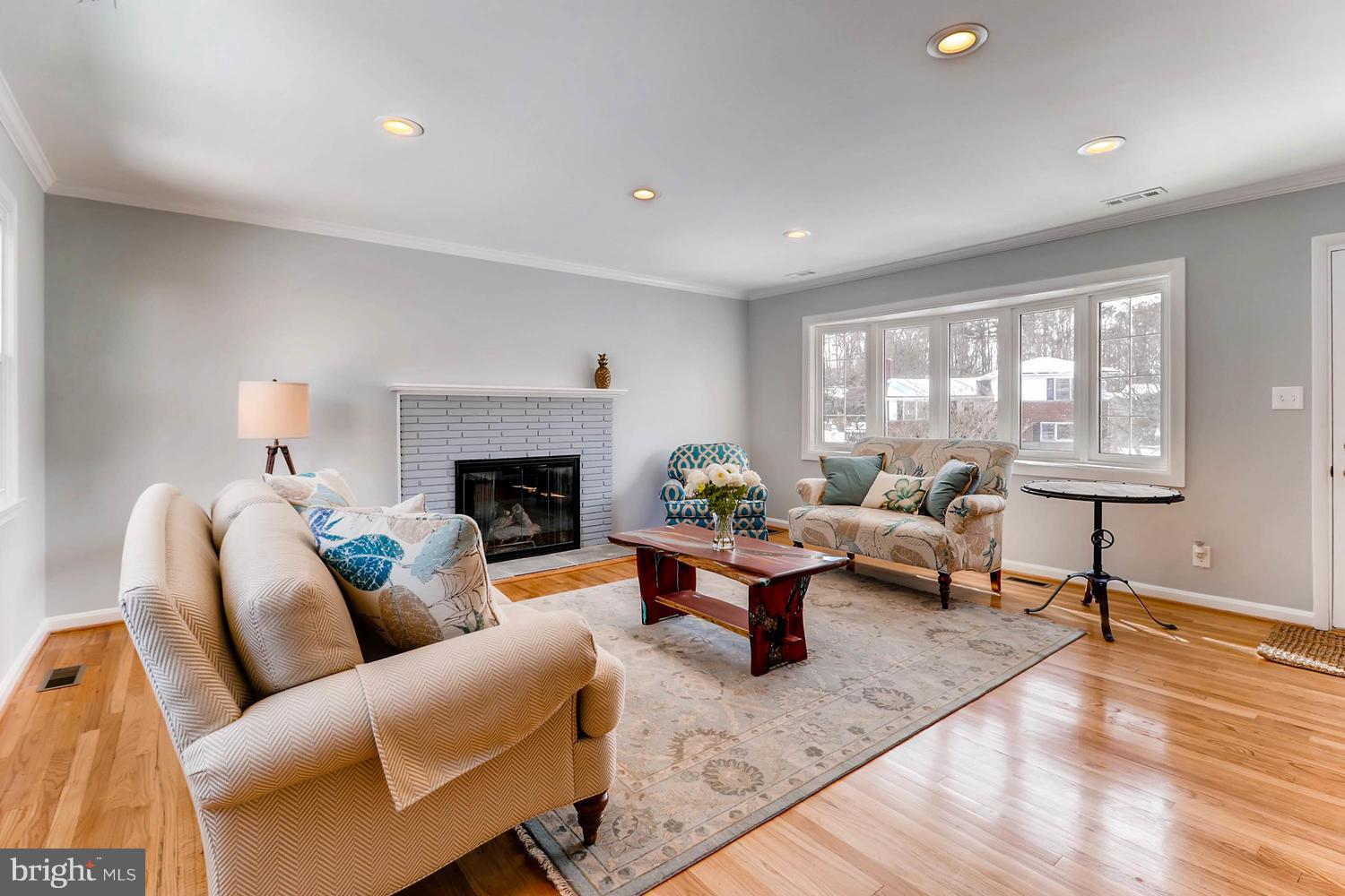 917 Shelley Road Baltimore, MD 21286 - Photo 5 of 28 Living Room