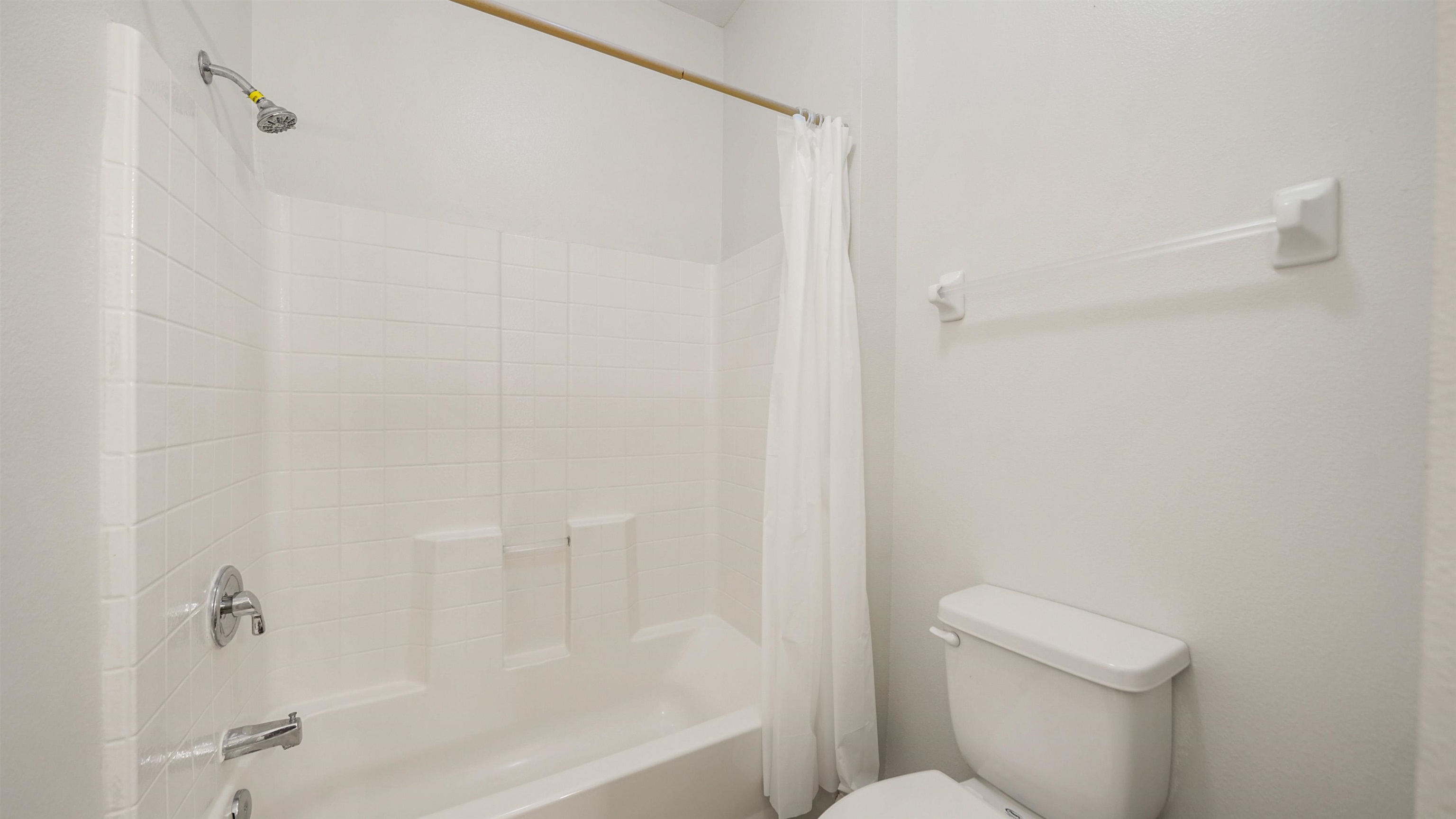 7990 Baymeadows Road, Unit 1114 Jacksonville, FL 32256 - Photo 16 of 30 a bath room with a toilet and a bath tub