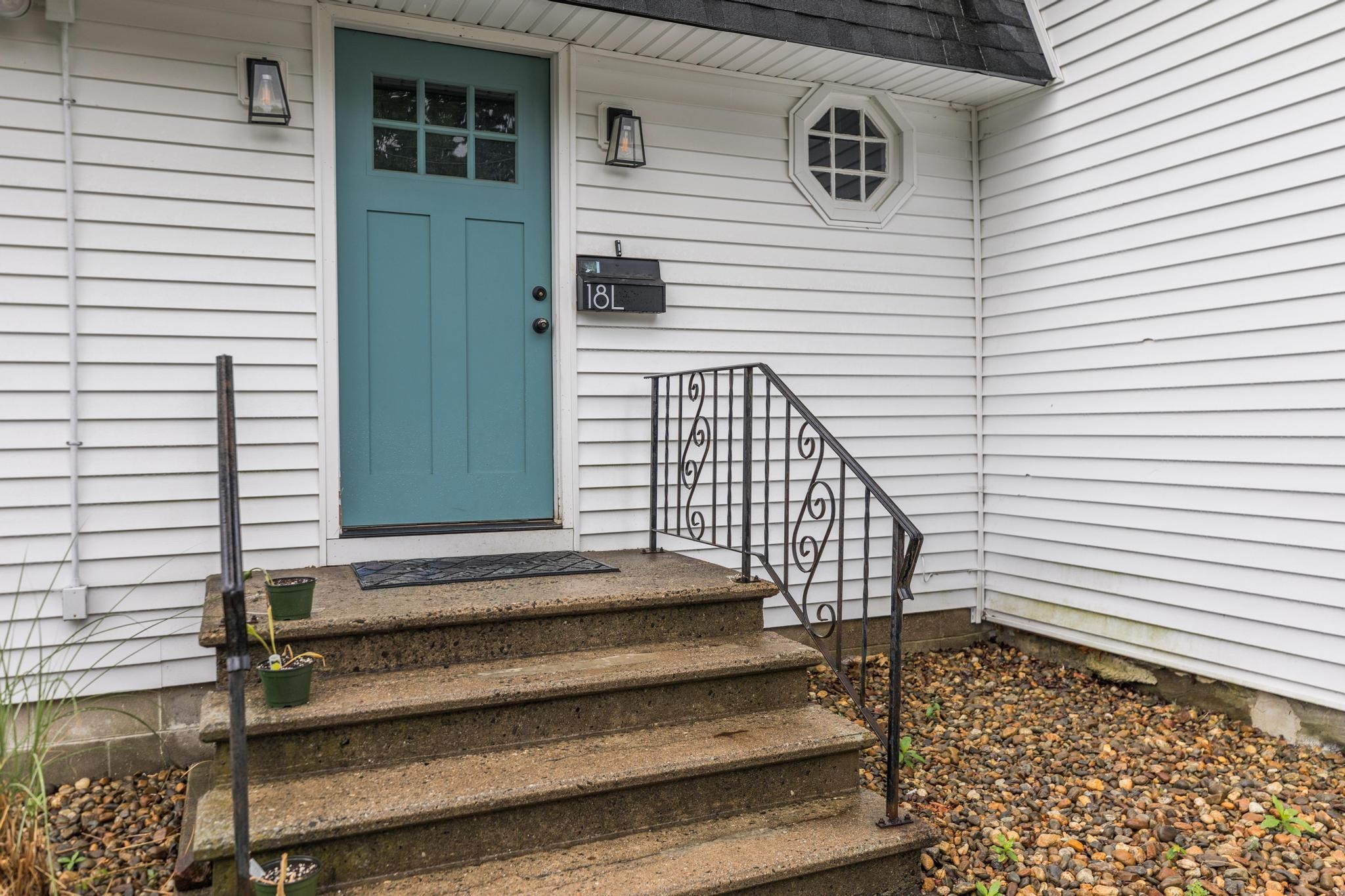 18 Brook Street Derry, NH 03038 - Photo 4 of 42