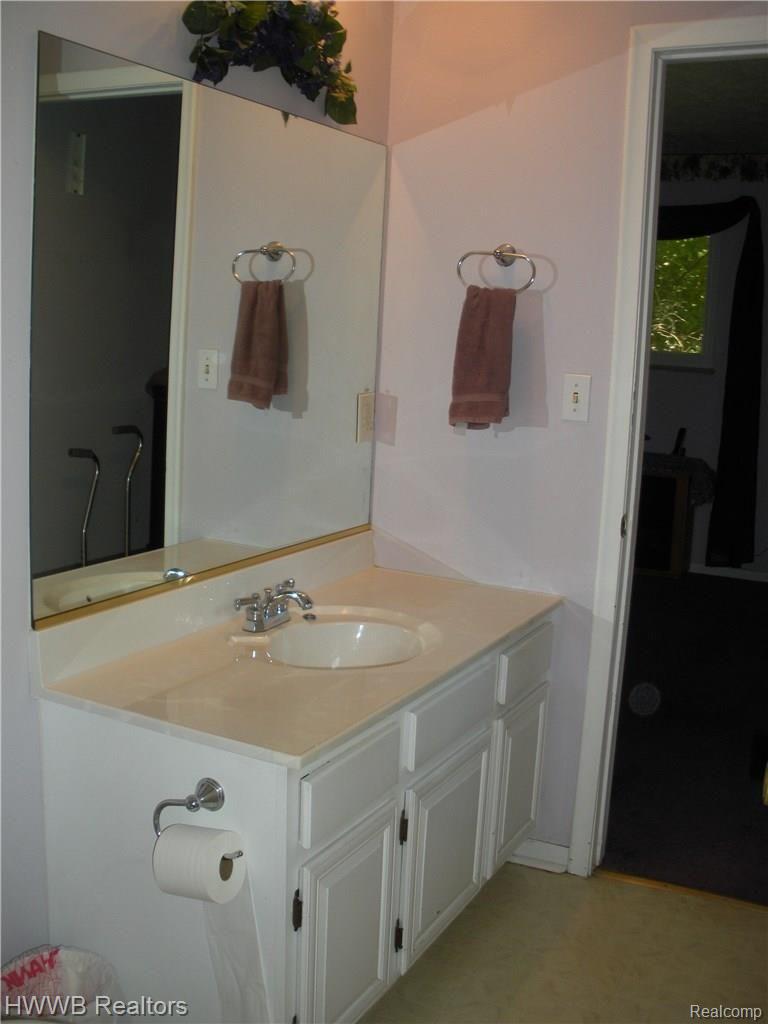 885 Beryl Court Rochester, MI 48307 - Photo 22 of 30 Master Bath going into Master Bedroom