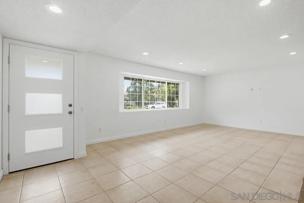 12838 Montauk Street Poway, CA 92064 - Photo 4 of 31 Living Room