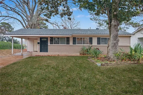 front view of house with a yard