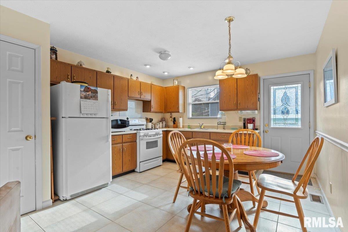 1604 Maureen Court Springfield, IL 62702 - Photo 5 of 31 Gallery Image 5