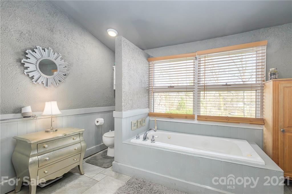 13914 Point Lookout Road Charlotte, NC 28278 - Photo 17 of 41 a bathroom with a large tub a double vanity sink and a toilet