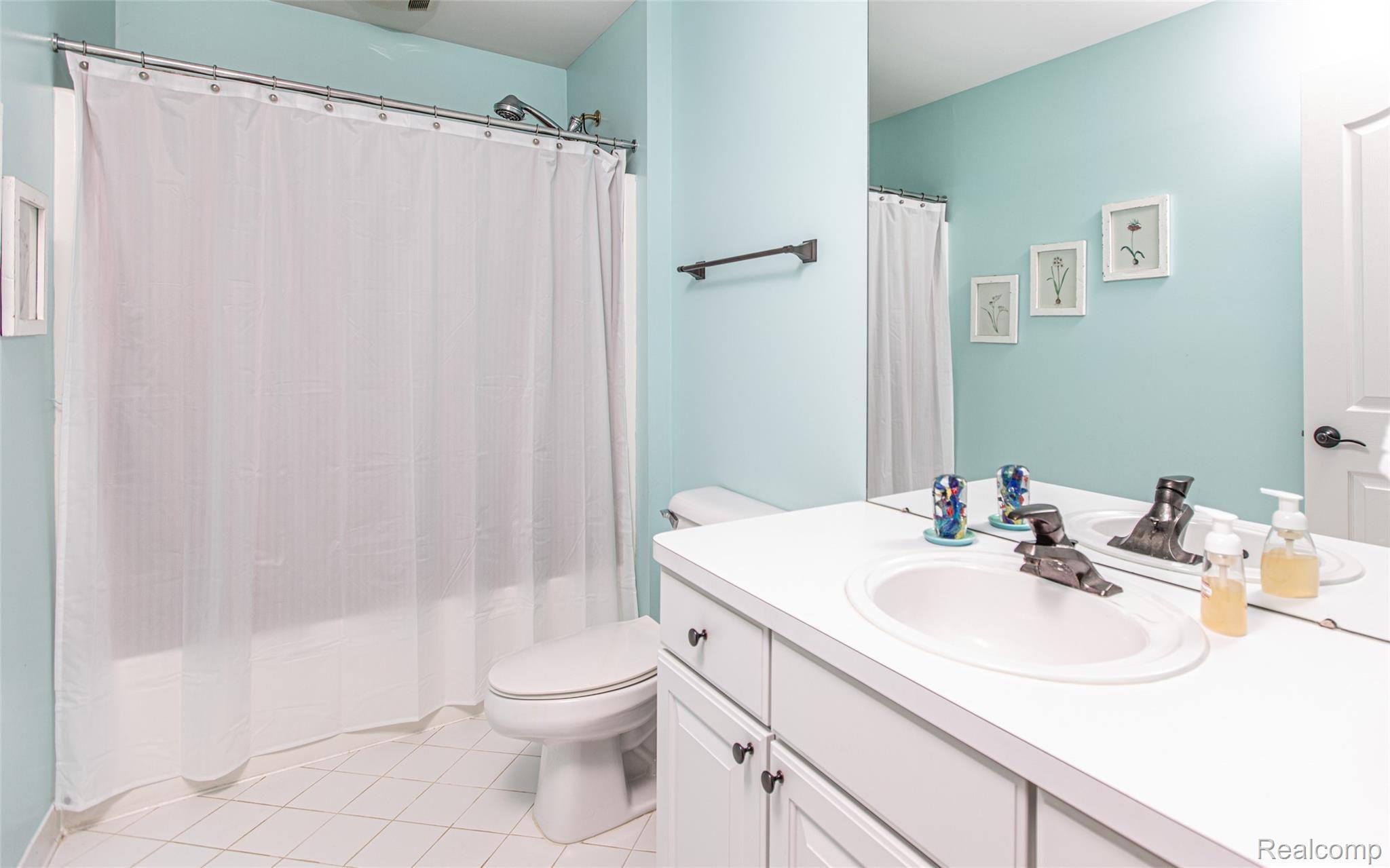 1915 Catlin Drive Rochester, MI 48306 - Photo 27 of 39 27 - 2nd Floor Full Bath.jpg