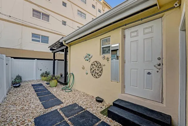 $3,500 | 2000 Jackson Street, Hollywood, FL 33020