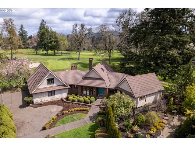 $880,000 | 863 Fairway View Drive, Eugene, OR 97401