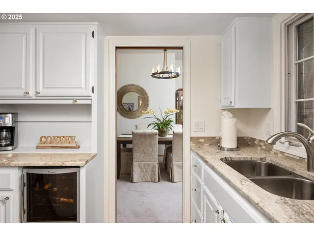 $880,000 | 863 Fairway View Drive, Eugene, OR 97401