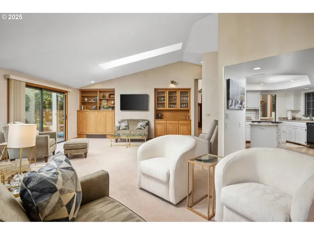 $880,000 | 863 Fairway View Drive, Eugene, OR 97401