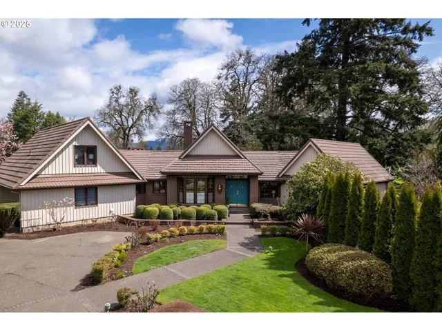 $880,000 | 863 Fairway View Drive, Eugene, OR 97401