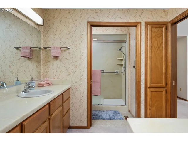 $880,000 | 863 Fairway View Drive, Eugene, OR 97401