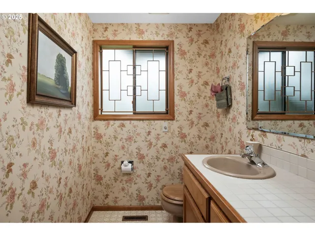 $880,000 | 863 Fairway View Drive, Eugene, OR 97401