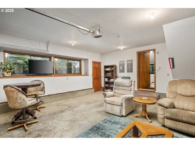 $880,000 | 863 Fairway View Drive, Eugene, OR 97401