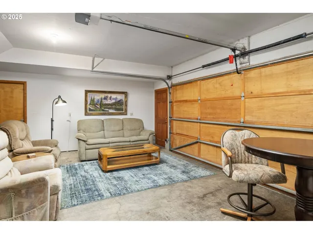 $880,000 | 863 Fairway View Drive, Eugene, OR 97401