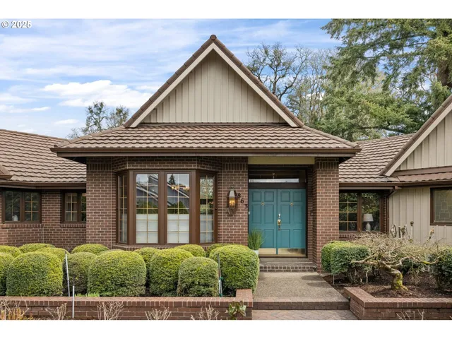 $880,000 | 863 Fairway View Drive, Eugene, OR 97401