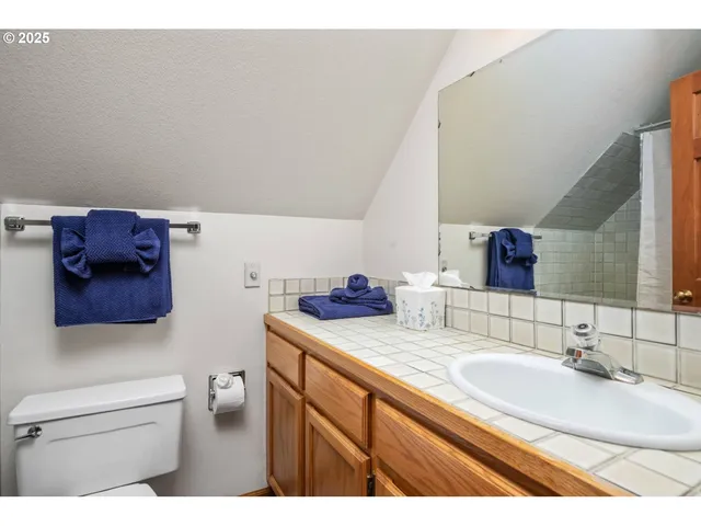 $880,000 | 863 Fairway View Drive, Eugene, OR 97401