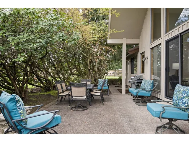 $880,000 | 863 Fairway View Drive, Eugene, OR 97401