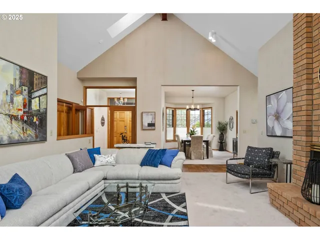 $880,000 | 863 Fairway View Drive, Eugene, OR 97401