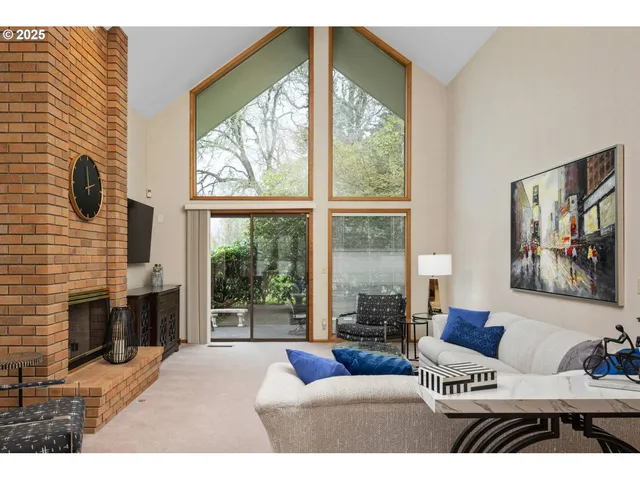 $880,000 | 863 Fairway View Drive, Eugene, OR 97401