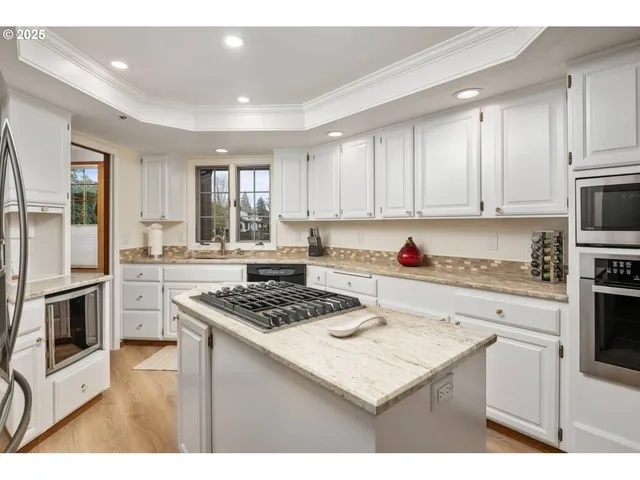 $880,000 | 863 Fairway View Drive, Eugene, OR 97401