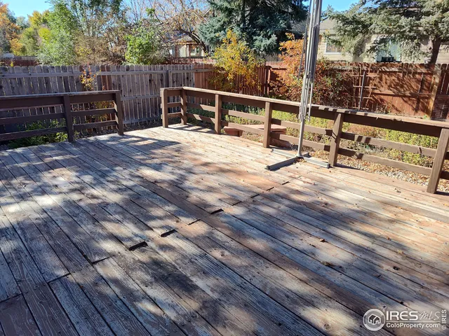 a view of a roof deck with wooden floor and fence