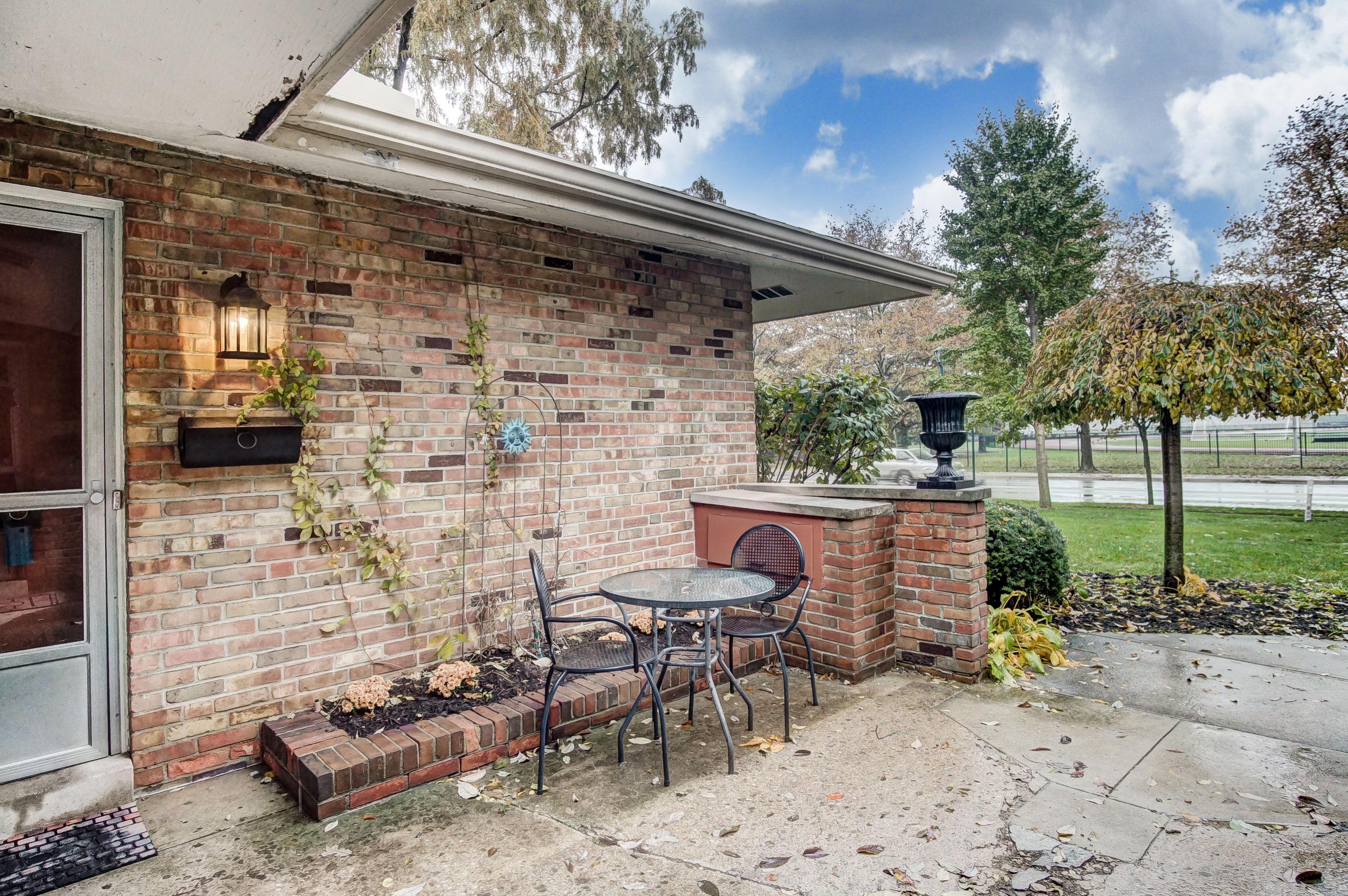 1560 Zollinger Road Upper Arlington, OH 43221 - Photo 4 of 39
