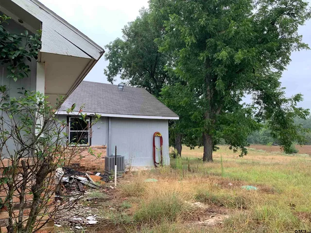 a view of a house with backyard