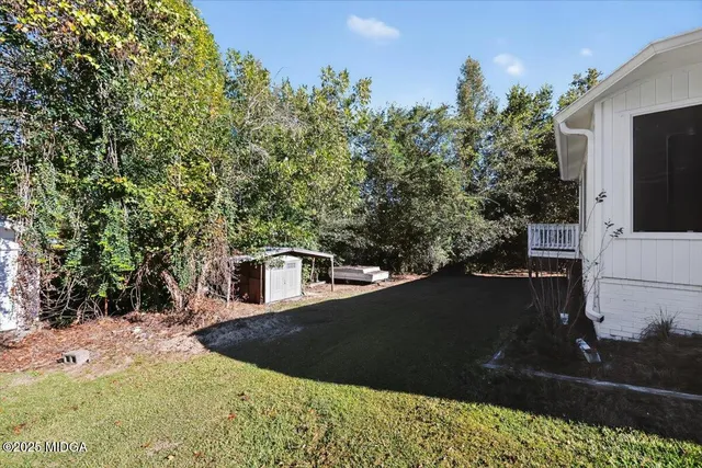 a view of a backyard