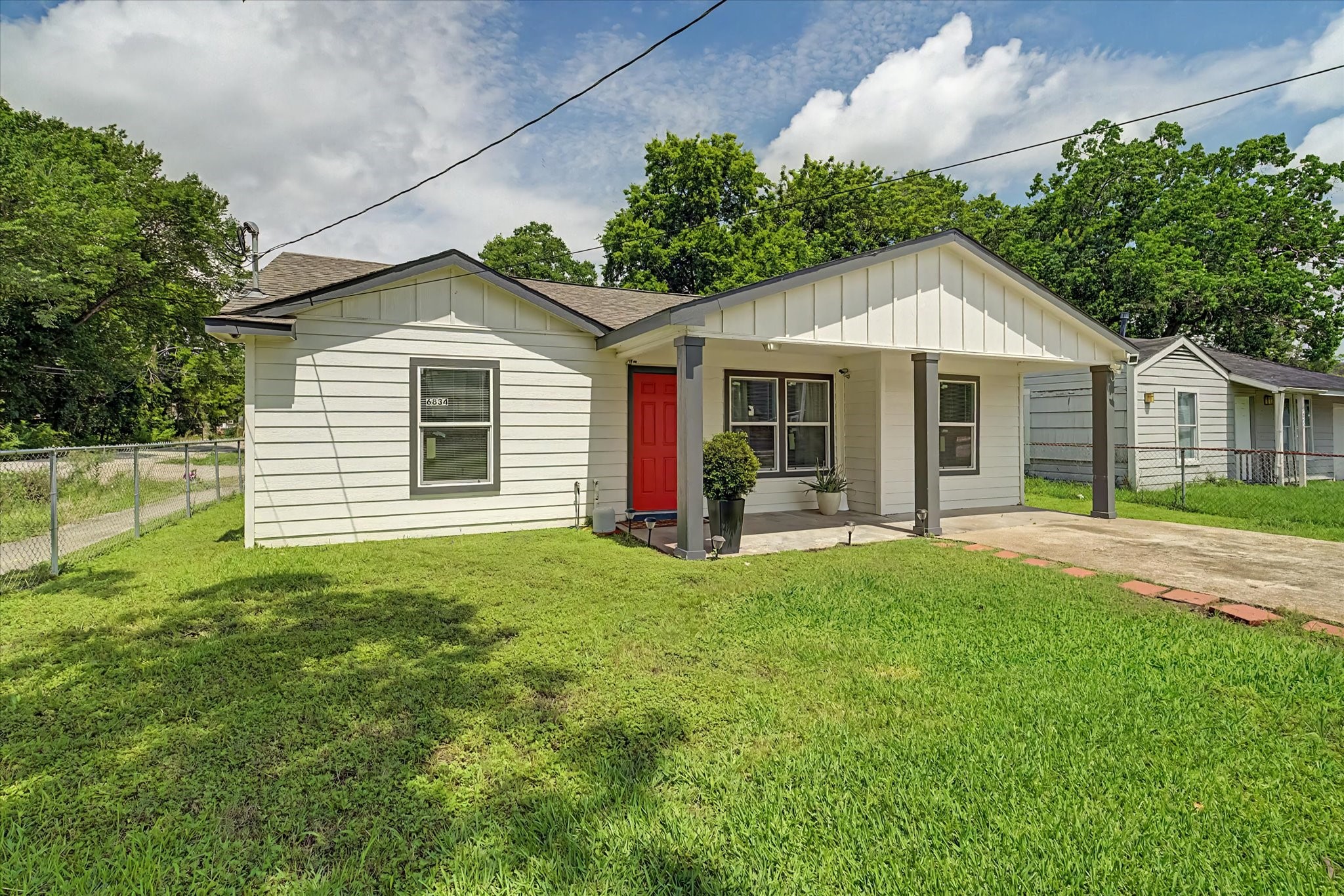 6834 New York Street Houston, TX 77021 - Photo 2 of 39 Welcome home! Enjoy quick and easy access to major highways, top rated local dining, premier shopping,