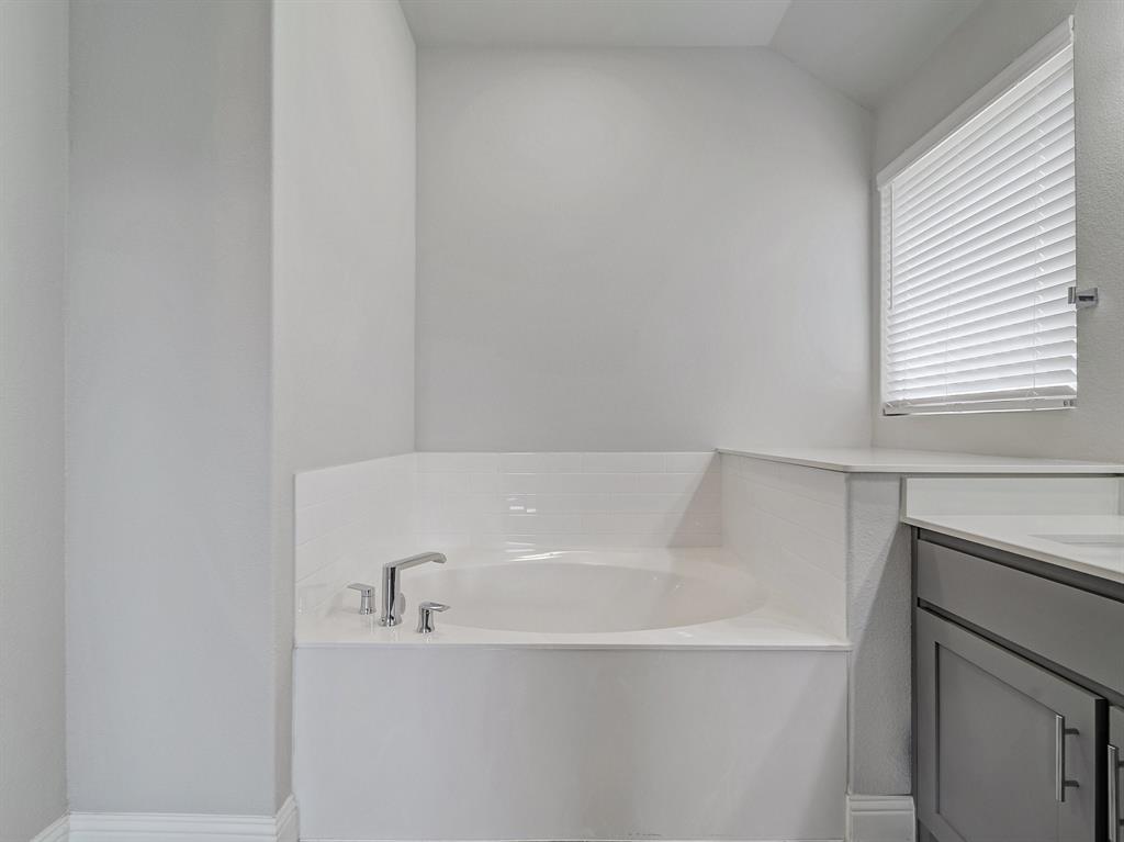 3443 April Breeze Trail Grand Prairie, TX 76065 - Photo 15 of 29 a bathroom with a bathtub