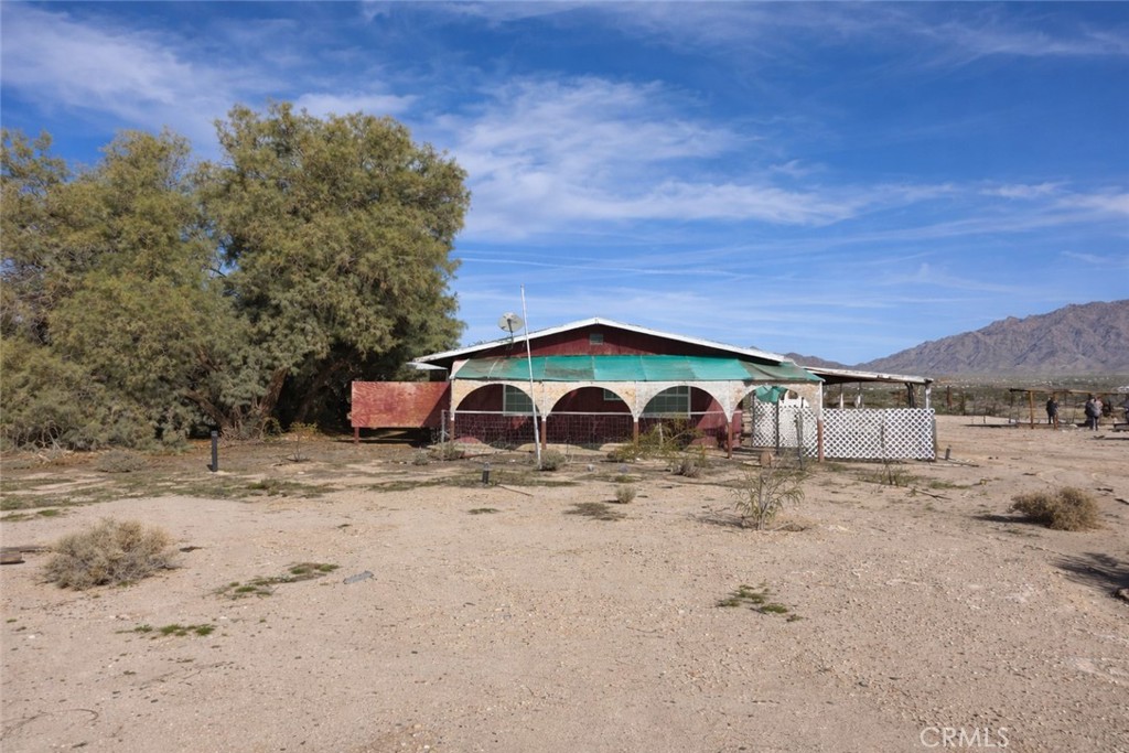 88020 Amboy Road Twentynine Palms, CA 92277 - Photo 2 of 10 a view of a large house with a yard