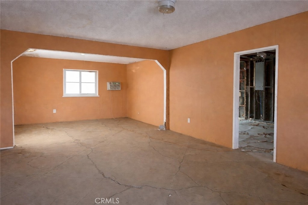88020 Amboy Road Twentynine Palms, CA 92277 - Photo 5 of 10 an empty room with windows