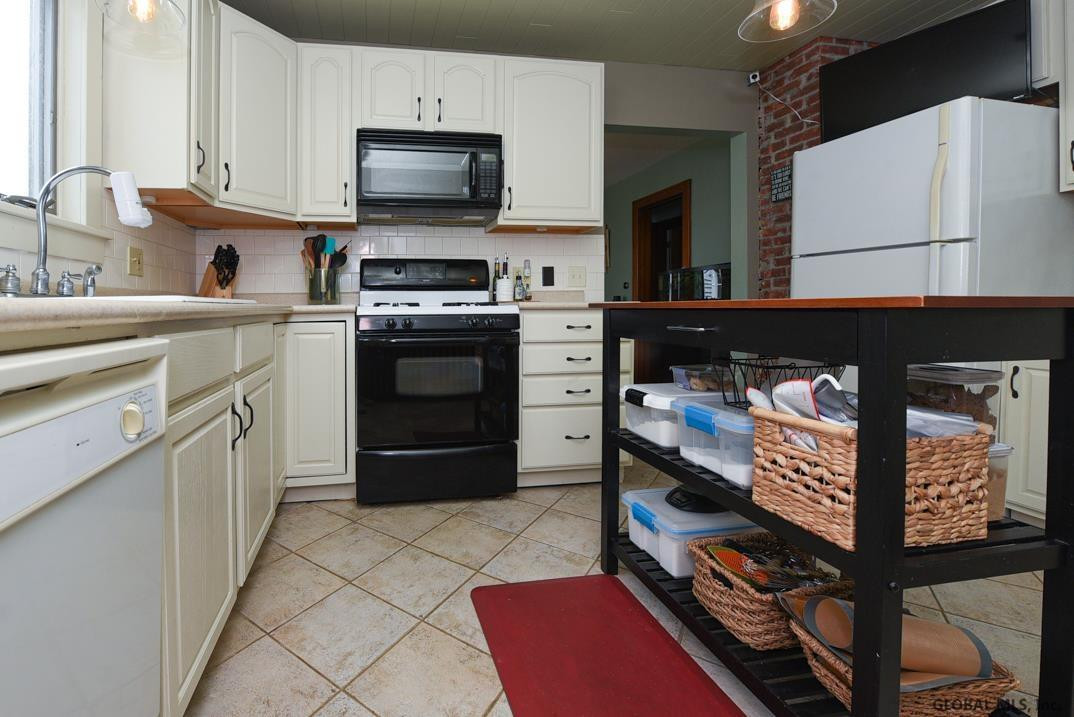 85 Hillcrest Road Colonie, NY 12110 - Photo 12 of 21 Photo 12