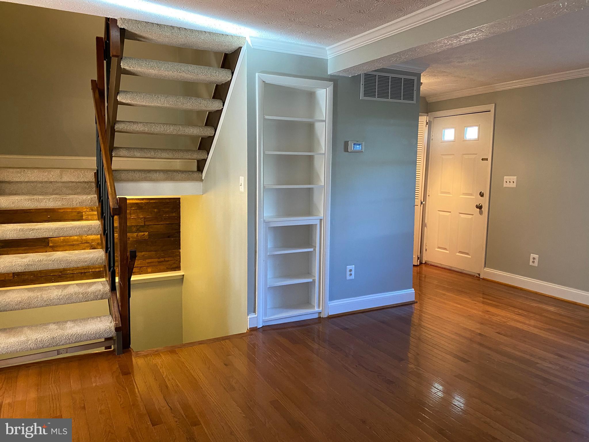 1666 Barnstead Drive Reston, VA 20194 - Photo 10 of 51 Living room