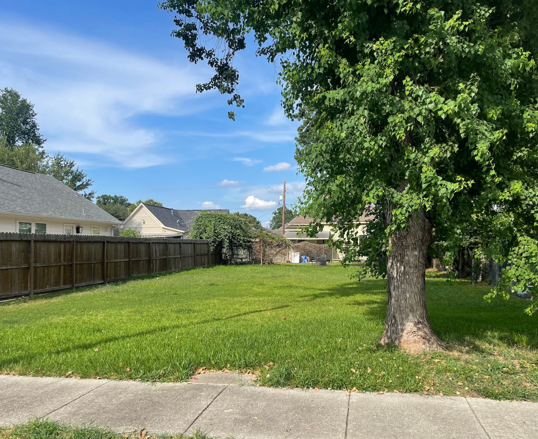 2114 Chestnut Street Houston, TX 77009 - Photo 2 of 8 a view of an outdoor space and a yard
