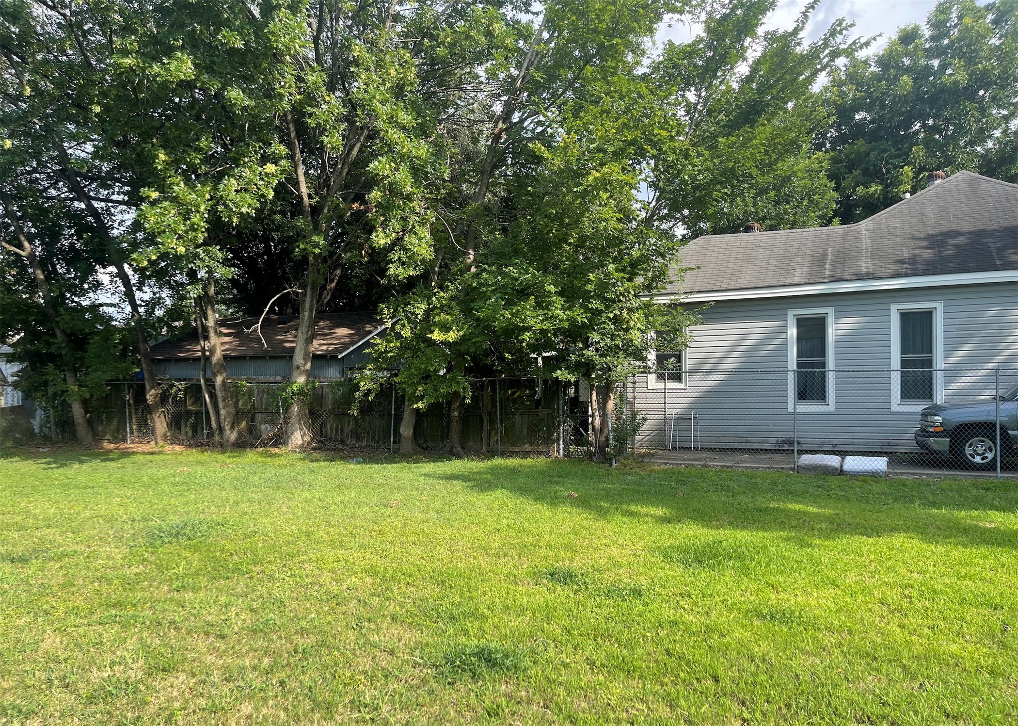 2114 Chestnut Street Houston, TX 77009 - Photo 5 of 8 a backyard of a house with yard and trampoline