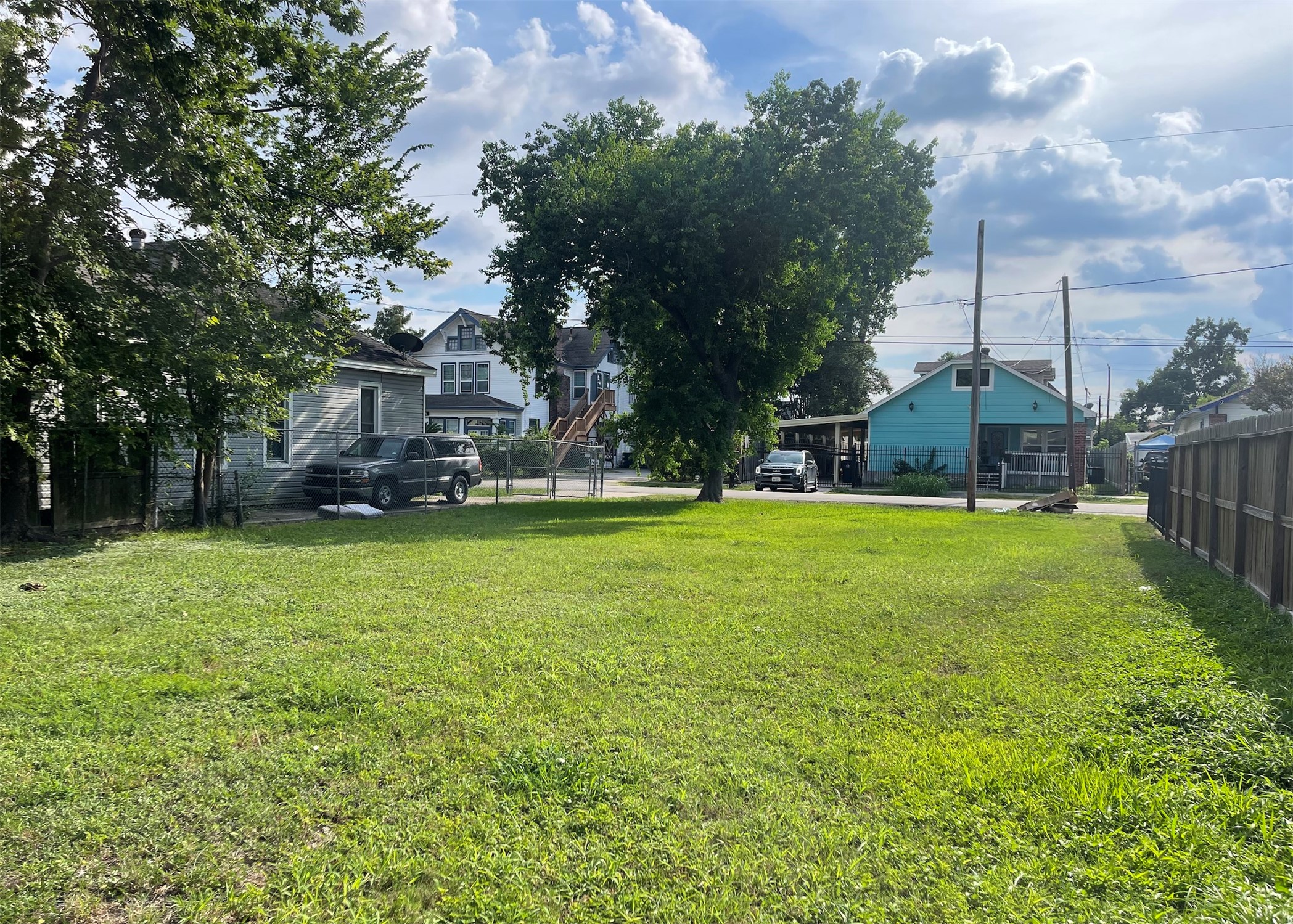 2114 Chestnut Street Houston, TX 77009 - Photo 6 of 8 a view of a park with large trees