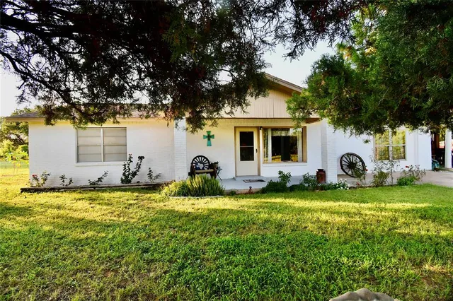 a view of a house with backyard