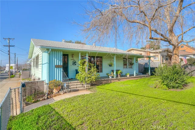 a view of a house with backyard and sitting area