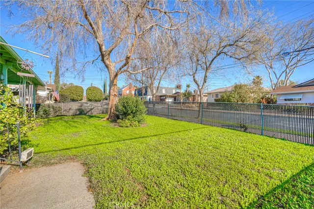 a view of a backyard