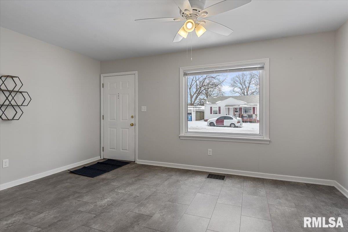 3012 Louise Lane Springfield, IL 62702 - Photo 5 of 24