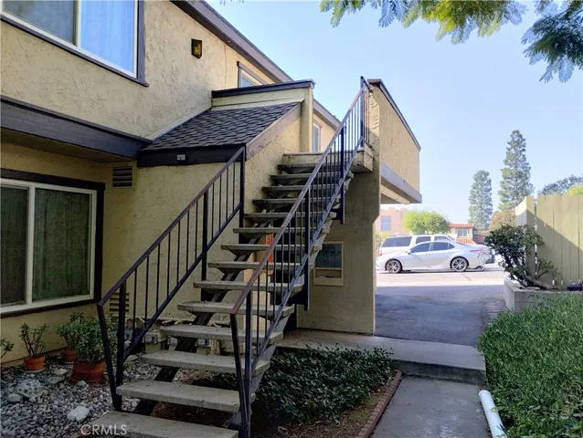 a view of entryway with outdoor area